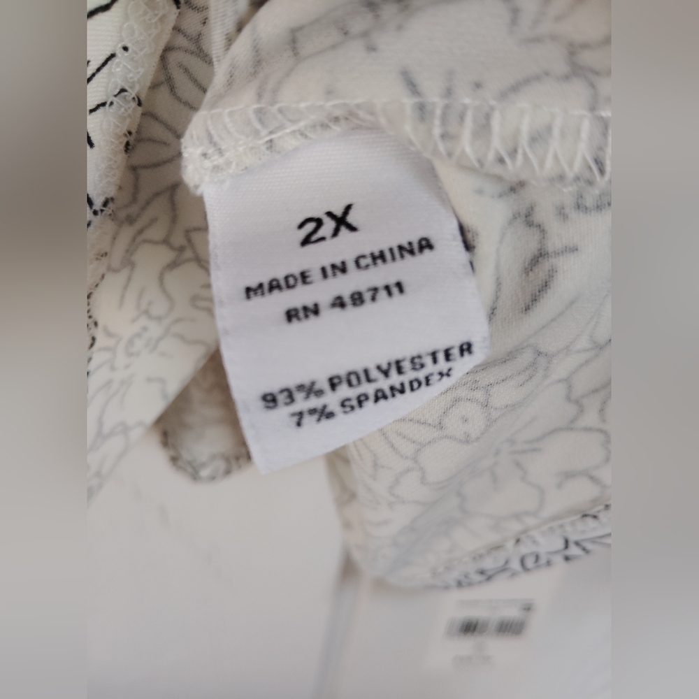 NWT!! Ophlia Roe, Chic V-Neck Floral Blouse. Size 2X - Picture 8 of 8